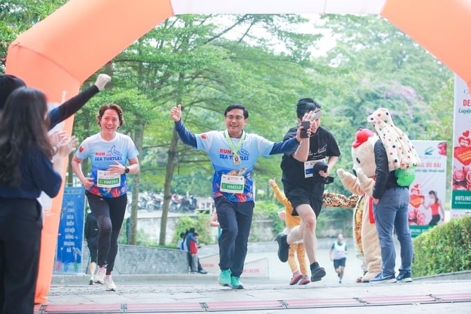 The running event is divided into distances of 21 km for the half marathon, 10 km for the challenge, 5 km for family jogging or walking, and 1 km for children. Photo: Quang Hung.
