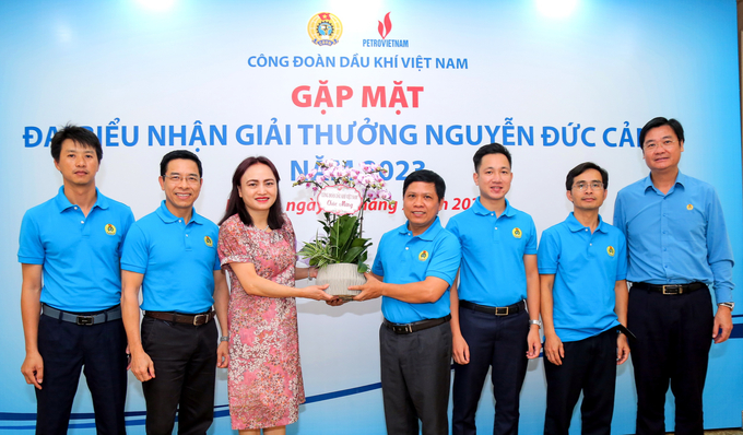 Các lãnh đạo Công đoàn DKVN gặp mặt, chúc mừng NLĐ vừa xuất sắc nhận Giải thưởng Nguyễn Đức Cảnh lần thứ IV.