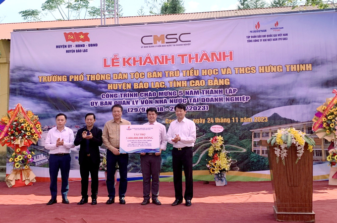 Đại diện PV GAS trao chứng nhận 5 tỷ đồng tài trợ xây dựng công trình giáo dục mới tại Cao Bằng.