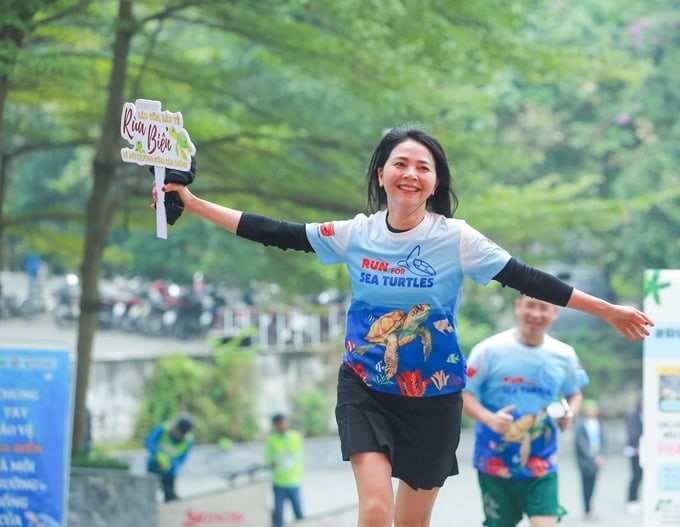 The running event is not only a sports activity that encourages people to exercise their health and constitution and run with passion and energy, but it also spreads the love of sports and sea turtles to the community. Photo: Quang Hung.