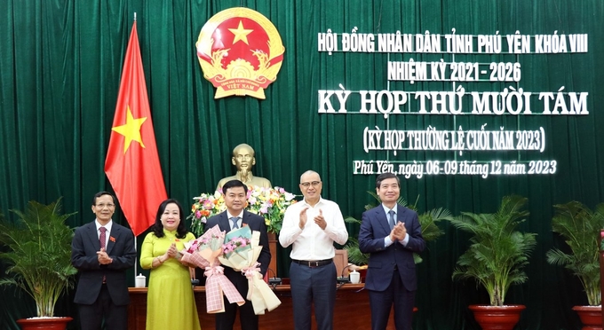 Lãnh đạo tỉnh Phú Yên tặng hoa chúc mừng Phó Chủ tịch Hội đồng nhân dân tỉnh. Ảnh: XT.