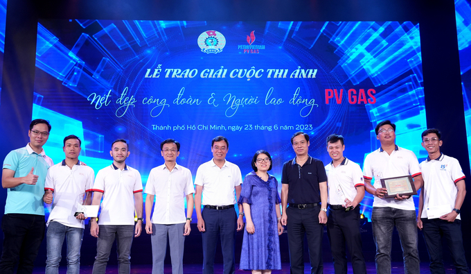 Trao giải Nhất tập thể cho Công đoàn KCM tại Cuộc thi Ảnh 'Nét đẹp Công đoàn và Người lao động PV GAS' 2023.