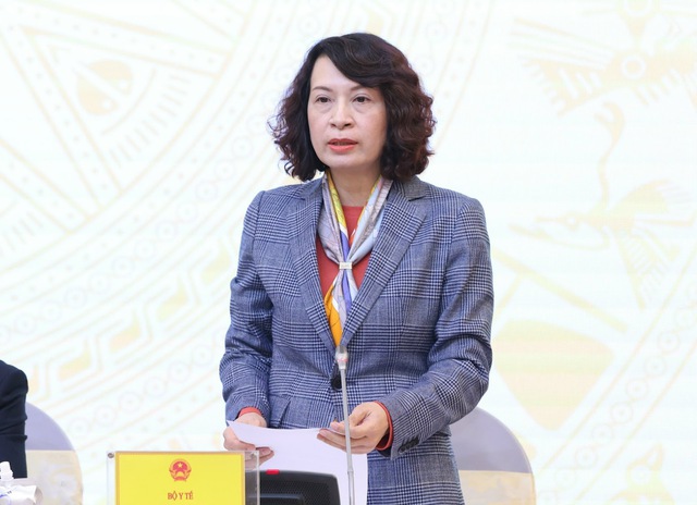 Thứ trưởng Bộ Y tế Nguyễn Thị Liên Hương trả lời báo chí về vấn đề chuyển tuyến khám chữa bệnh BHYT. Ảnh: VGP.