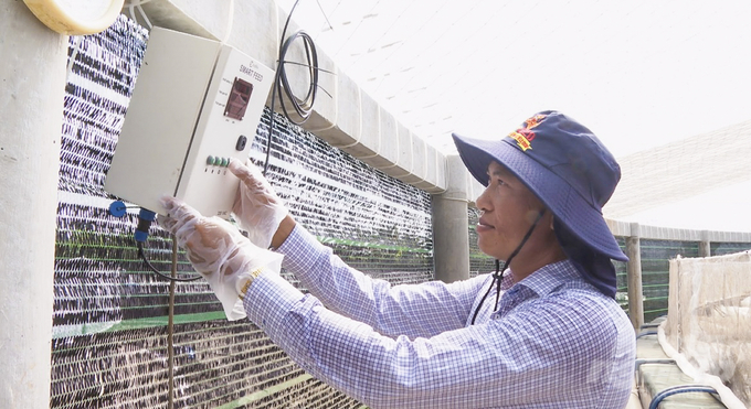 It is easy to feed the shrimp nowadays. Farmers can control the system manually by using switches or installing an application on smartphone for remote interaction. Photo: Kim Anh.