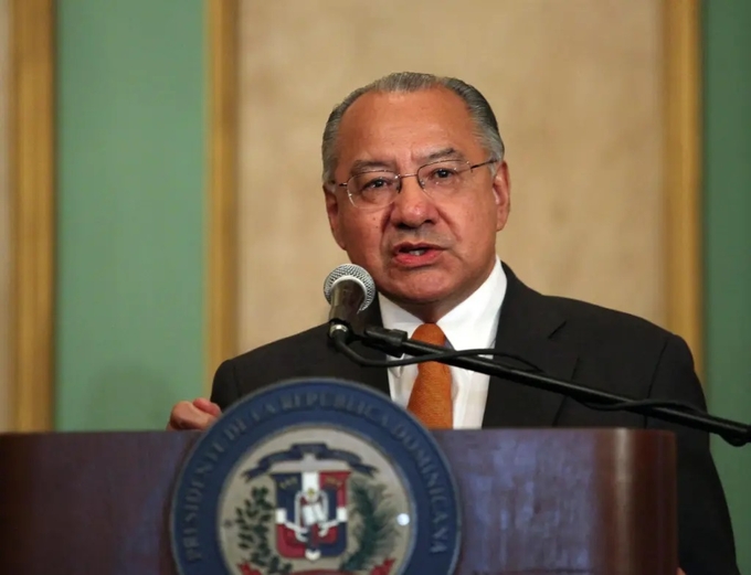 Cựu lãnh đạo ngoại giao Mỹ Victor Manuel Rocha phát biểu trong cuộc họp báo ở Santo Domingo, Cộng hòa Dominica hồi tháng 5/2013. Ảnh: EFE.