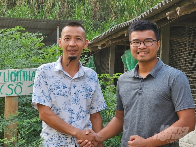 Hà Minh Nguyện (phải) và anh Lại Thành Biên (trái) đồng sở hữu trại gà thảo dược. Ảnh: Quốc Toản.