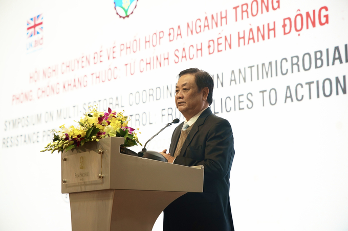 Minister Le Minh Hoan said that preventing and combating antibiotic resistance is a priority task of the industry. Photo: Linh Linh.