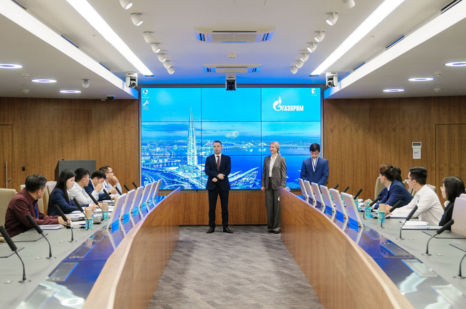 Ông Alexander Petchenkin, Giám đốc Viện doanh nghiệp Gazprom phát biểu khai mạc chương trình.
