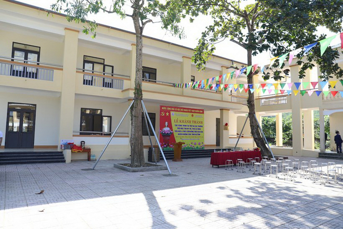 Khuôn viên sạch đẹp của khu nhà học 2 tầng mới xây tại Trường Tiểu học và THCS Sơn Hồng.