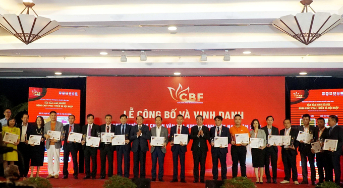 Tôn vinh 20 'Doanh nghiệp đạt chuẩn văn hóa kinh doanh Việt Nam' năm 2023.