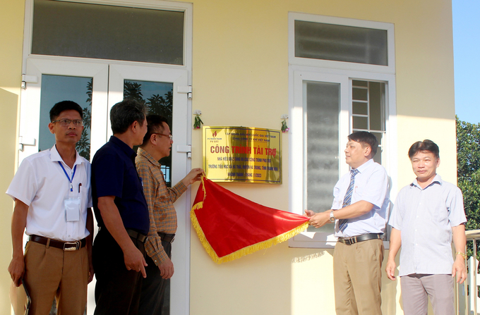 Đại diện nhà tài trợ PV GAS trao biển hỗ trợ công trình cho trường Diễn Thịnh.