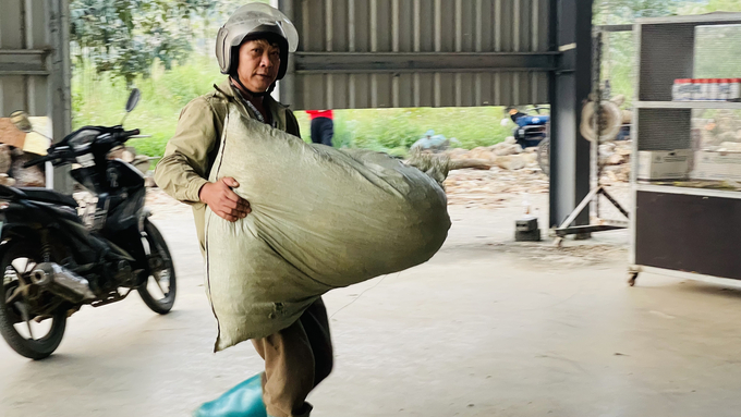 Cứ mỗi tháng bà con mang chè hái bán cho nhà máy với giá ít nhất 7.000 đồng/kg. Ảnh: Hải Đăng.