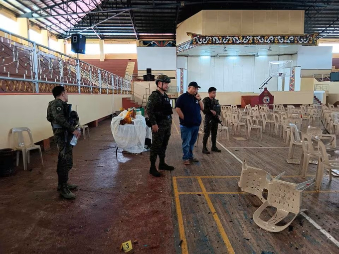 Lực lượng chức năng có mặt tại hiện trường vụ đánh bom tại phòng thể chất của Đại học Quốc gia Mindanao ở thành phố Marawi, tỉnh Lanao del Sur, Philippines ngày 3/12. Ảnh: Reuters.