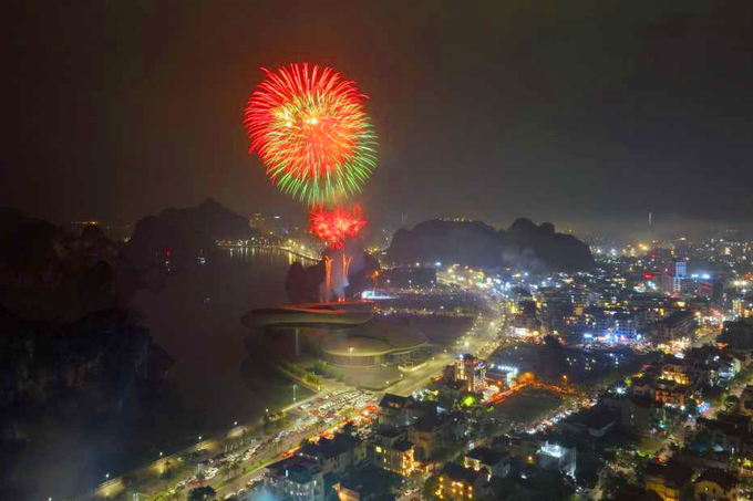 Bắn pháo hoa tại Lễ kỷ niệm 30 năm ngày thành lập TP Hạ Long.