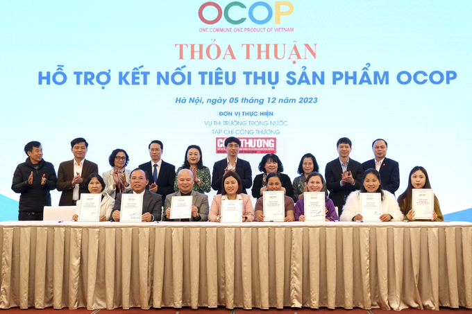 Các đại biểu tham gia hội nghị ký biên bản ghi nhớ về kết nối, hỗ trợ tiêu thụ sản phẩm OCOP.