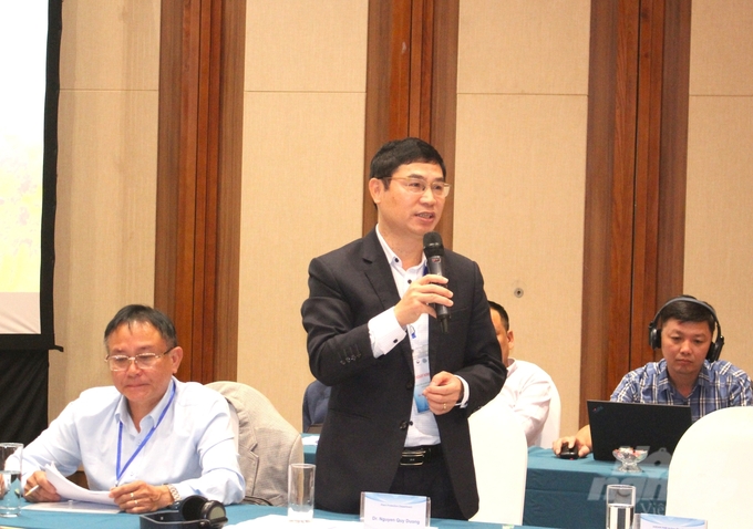 Ông Nguyễn Qúy Dương (đứng), Phó Cục trưởng Cục Bảo vệ thực vật cho rằng, biện pháp quản lý sâu keo mùa thu phải vừa hiệu quả, vừa có chi phí thấp nhất, nông dân dễ dàng tiếp cận, áp dụng. Ảnh: Trung Quân.