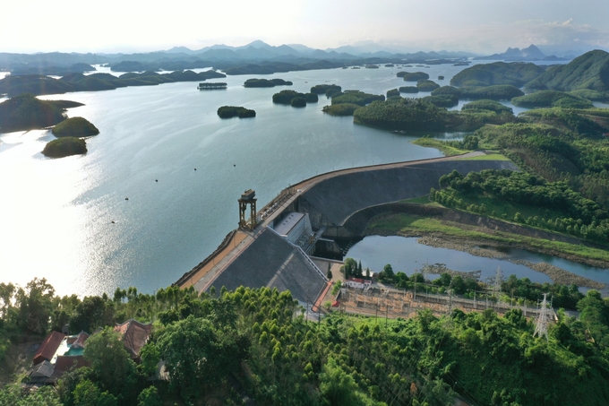Công trình hồ thủy điện Thác Bà tại huyện Yên Bình (Yên Bái) đa giá trị lợi ích. Ảnh: Thanh Tiến.