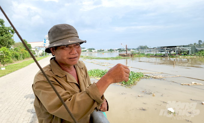 Ông Nguyễn Văn Cường cho biết, từ ngày bờ kè và tuyến đường ven sông Cái được xây dựng, tình trạng ngập úng do triều cường và mưa bão đỡ hẳn. Ảnh: Minh Sáng.