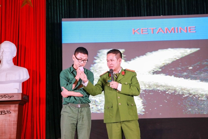 Em Lê Minh Thắng, sinh viên Khoa Quốc tế, ĐH Huế phân biệt một số chất ma túy tại chương trình.