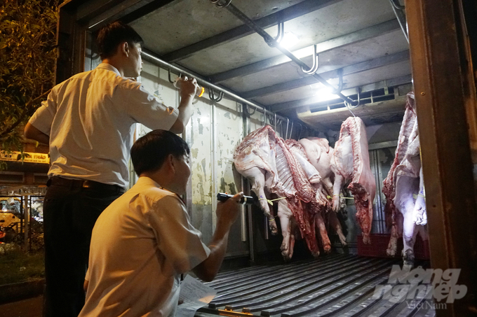 Thịt heo trước khi đưa vào tiêu thụ tại các chợ đầu mối đều được Đội An toàn thực phẩm (Ban Quản lý ATTP TP.HCM) phối hợp các chợ kiểm tra. Ảnh: Nguyễn Thủy.