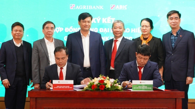 Lễ ký kết Hợp đồng tổng đại lý bảo hiểm giữa Ngân hàng Agribank và Bảo hiểm Agribank. Ảnh: Bảo hiểm Agribank.