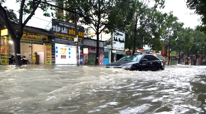 Tình trạng ngập lụt, thủy triều do tác động của biến đổi khí hậu diễn ra phổ biến tại các đô thị của tỉnh Đồng Nai, đặc biệt nhiều điểm ngập nặng. Ảnh: Minh Sáng.