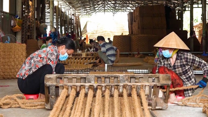 Ben Tre province promotes the development of products from coconut shells such as coconut fibre mattresses, coconut fibre mats, and coconut shell-activated carbon. Photo: Kieu Trang.