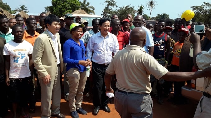 Discussion on developing irrigated rice areas in Lukembo, Malage, Angola, between Vietnamese experts, businesses, and local Angolan officials (Photo courtesy of Dr. Le Vinh Thao).