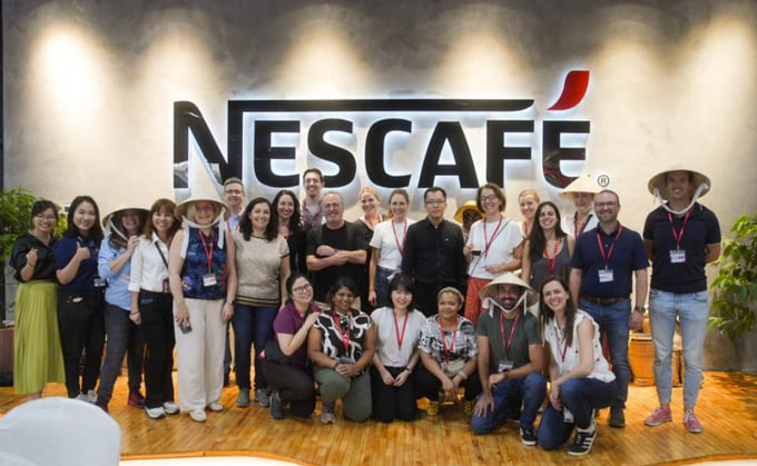 The international media delegation visiting the NESCAFÉ Information Center at Tri An Factory, Dong Nai province. Photo: NVL.