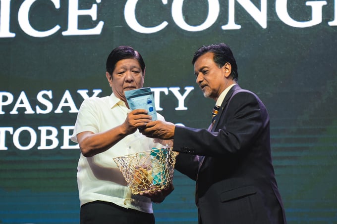 Lô mẫu gạo đầu tiên có chỉ số đường huyết cực thấp được trình lên Tổng thống Philippines Ferdinand Marcos Jr. tại lễ khai mạc Đại hội Lúa gạo Quốc tế 2023.