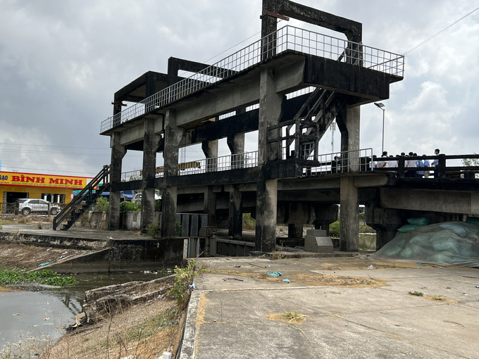 Công trình cống Cầu Sập thuộc xã Long Thạnh, huyện Vĩnh Lợi (tỉnh Bạc Liêu) đã được đầu tư xây dựng từ khá lâu. Ảnh: Trọng Linh.