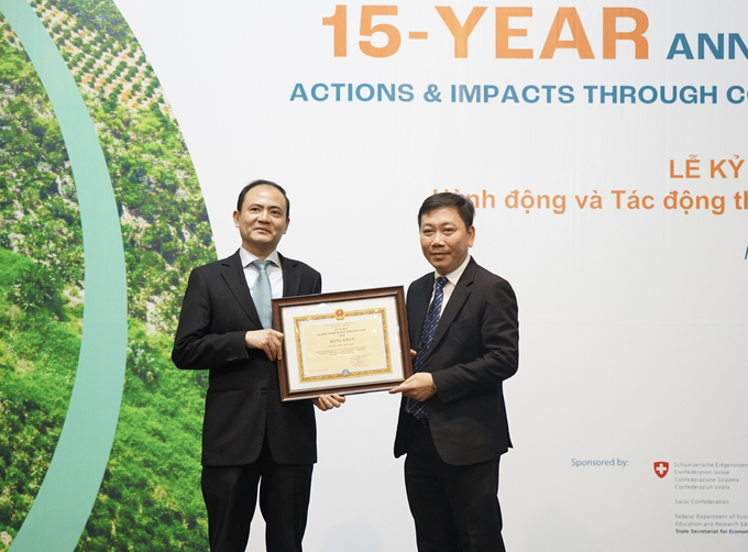 Bộ NN-PTNT trao bằng khen và kỷ niệm chương cho IDH Việt Nam nhờ những đóng góp của tổ chức cho sự phát triển bền vững của ngành nông nghiệp Việt Nam.