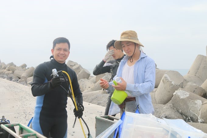 Scientists research seafood resources in the Gulf of Tonkin. Photo: Dinh Muoi.