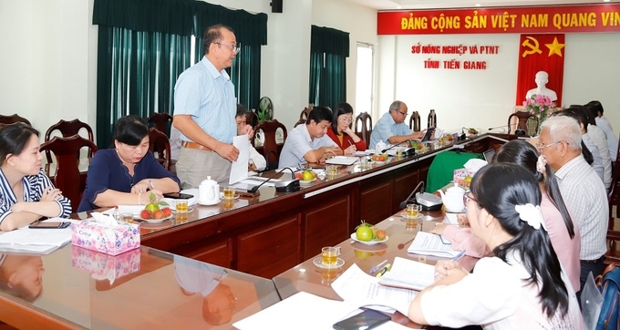 Ông Lê Văn Đông (đứng), Phó Giám đốc Sở NN-PTNT Trà Vinh chia sẻ về liên kết tiêu thụ dừa. Ảnh: Minh Đảm.