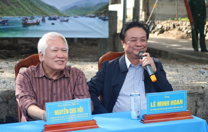 Bộ trưởng Lê Minh Hoan chia sẻ với ngư dân Bích Đầm về việc bảo vệ nguồn lợi thủy sản là bảo vệ chính mình và thế hệ tương lai. Ảnh: KS.