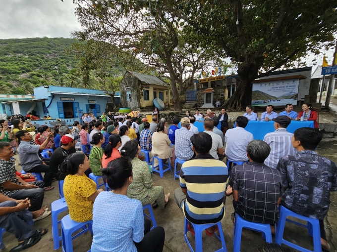 Đông đảo ngư dân tham gia buổi đối thoại cùng Bộ trưởng Lê Minh Hoan. Ảnh: KS.