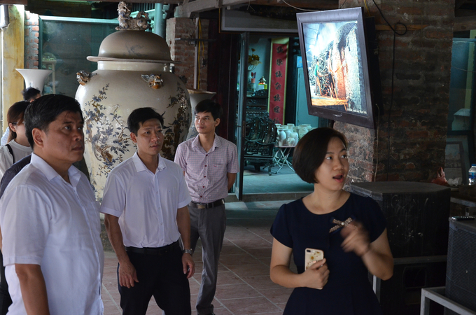 Thứ trưởng Bộ Nông nghiệp và PTNT Trần Thanh Nam thăm làng gốm Bát Tràng. Ảnh: NNVN.