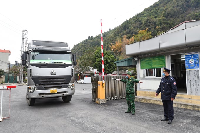 Lực lượng hải quan, biên phòng, kiểm tra các phương tiện xuất nhập khẩu tại cửa khẩu Tân Thanh, Lạng Sơn. Ảnh: Tùng Đinh.
