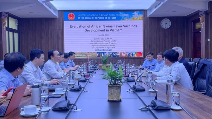 A delegation of experts from the US Agricultural Research Institute met with Deputy Minister of Agriculture and Rural Development Phung Duc Tien on April 22, 2023 in Hanoi. Photo: HT.