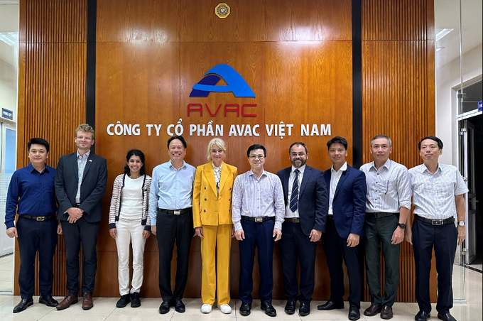 Giáo sư Christine Middlemiss, Cục trưởng, Trưởng Cơ quan Thú y và Phó Trưởng Cơ quan Thú y của Vương Quốc Anh, đại diện Đại sứ quán Vương quốc Anh đã đến thăm và làm việc tại AVAC Việt Nam ngày 28/9/2023. Ảnh: HT.