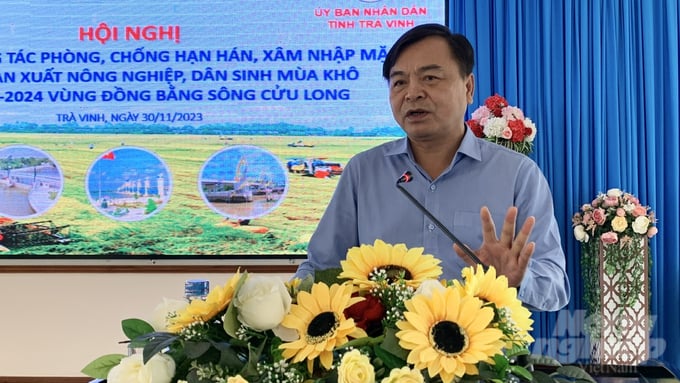 According to Deputy Minister of Agriculture and Rural Development Nguyen Hoang Hiep, in the future salinity prevention works must ensure support and environmental protection, while also preventing subsidence and flooding due to high tides in urban areas. Photo: Ho Thao.