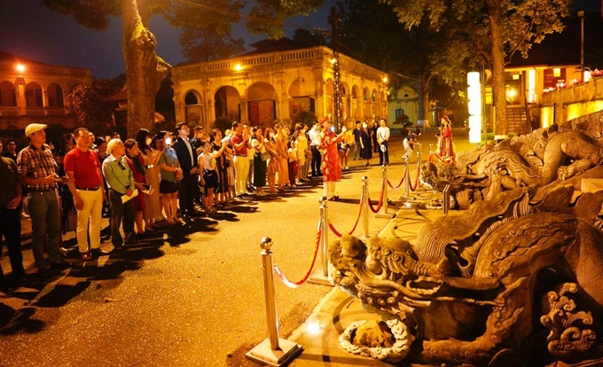 Tour du lịch đêm 'Giải mã Hoàng Thành Thăng Long' thu hút được đông đảo du khách đến trải nghiệm.