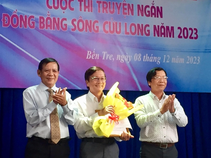 Tác giả Nguyễn Thảo Nguyên (giữa) đoạt giải nhất với truyện ngắn 'Bến lở'.