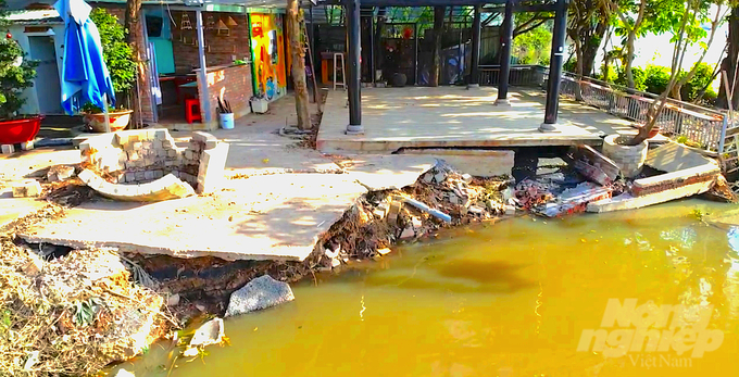 Quán cà phê Giao Khẩu nằm bên bờ sông Sài Gòn (phường Thạnh Lộc, quận 12) bị nhấn chìm gần hết sau 1 vụ sạt lở. Ảnh: Hồng Thủy.