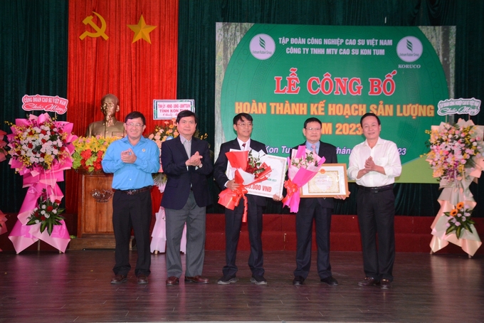 Lãnh đạo Công ty Cao su Kon Tum nhận Bằng khen và tiền thưởng do Tập đoàn Công nghiệp Cao su Việt Nam tặng vì hoàn thành kế hoạch sản lượng trước 23 ngày. Ảnh: V.V. 