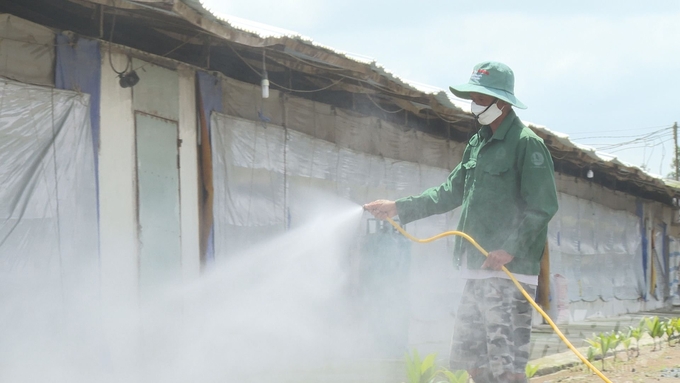 Các trang trại, hộ chăn nuôi thường xuyên thực hiện công tác tiêu độc khử trùng chuồng trại để đảm bảo an toàn. Ảnh: Kim Anh.