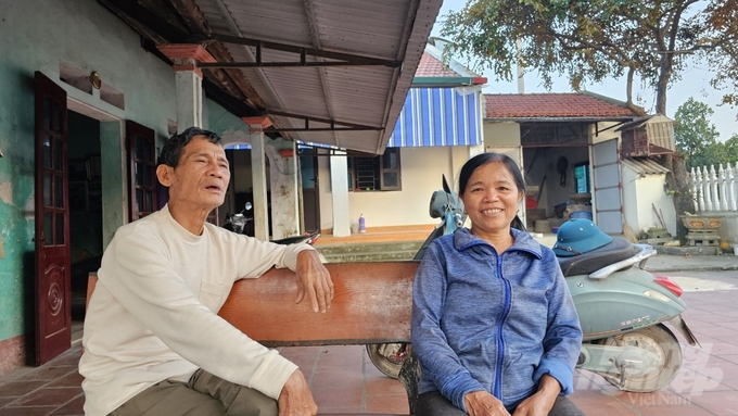 Ông Hòa (trái), bà Hượng (phải) hiến hàng trăm m2 đất cho chính quyền mở rộng đường. Ảnh: Quốc Toản.