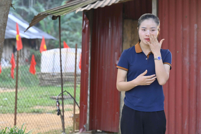 Cô giáo Bàn Thị Ton rơi nước mắt khi nói về nhà vệ sinh của trường mầm non Nậm Mười.