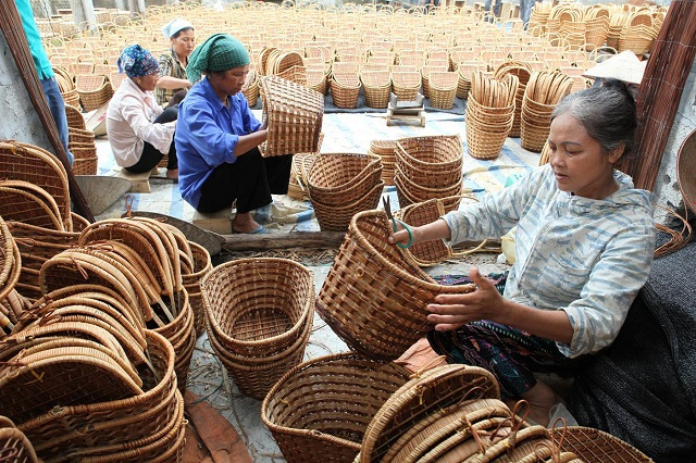 Sản xuất mây tre đan xuất khẩu tại xã Phú Nghĩa, huyện Chương Mỹ (Hà Nội).