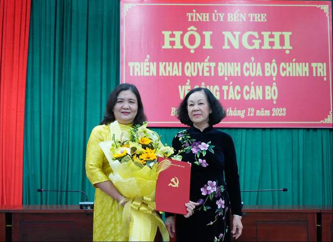 Thay mặt Bộ Chính trị, Thường trực Ban Bí thư Trương Thị Mai (bên phải) chúc mừng bà Hồ Thị Hoàng Yến nhận trọng trách mới của Đảng. Ảnh: Huyền Trang.
